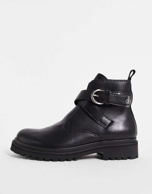 Botas negras con hebillas de cuero de Versace Jeans Couture