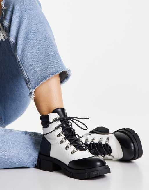 Botas negras con ojales y cordones Armour de Miss Selfridge 