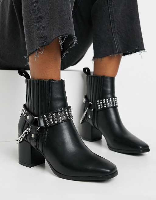 Botas negras con puntera cuadrada y detalle de arnés de Lamoda