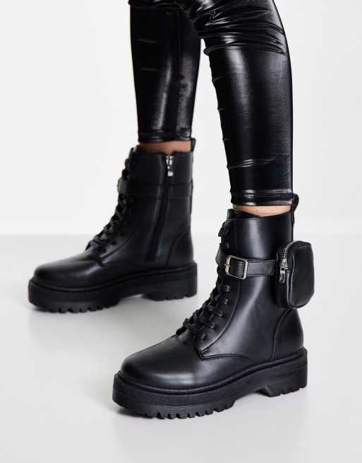 Botas negras con suela gruesa, cordones y detalle de bolsillo de QUPID 