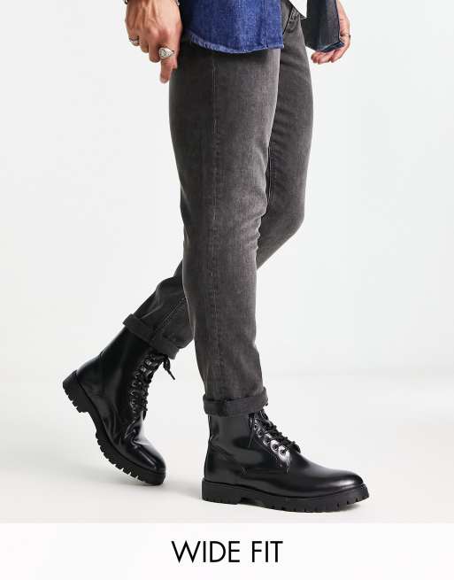 Botas negras con suela gruesa, detalle de metal y cordones de cuero de Red Tape Wide Fit