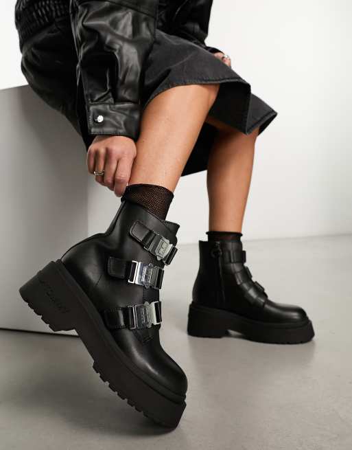 Botas negras con suela gruesa y detalles metálicos de Tommy Jeans
