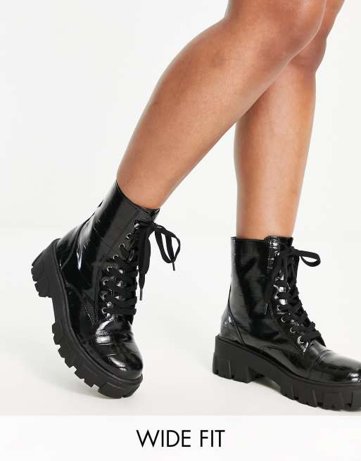 Botas negras de efecto cocodrilo con cordones y suela gruesa de Glamorous Wide Fit