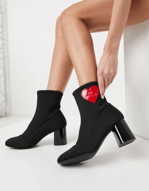 Botas negras de estilo calcetín con tacón y detalle de corazón de ante de Love Moschino