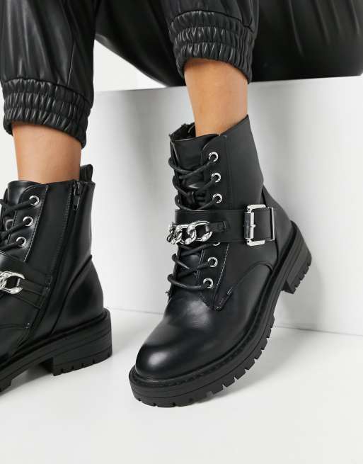 Botas negras de estilo motorista con cordones y detalle de cadena de