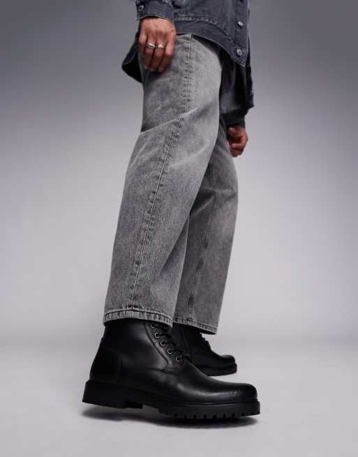 Botas negras de estilo worker de cuero con cordones y forro de