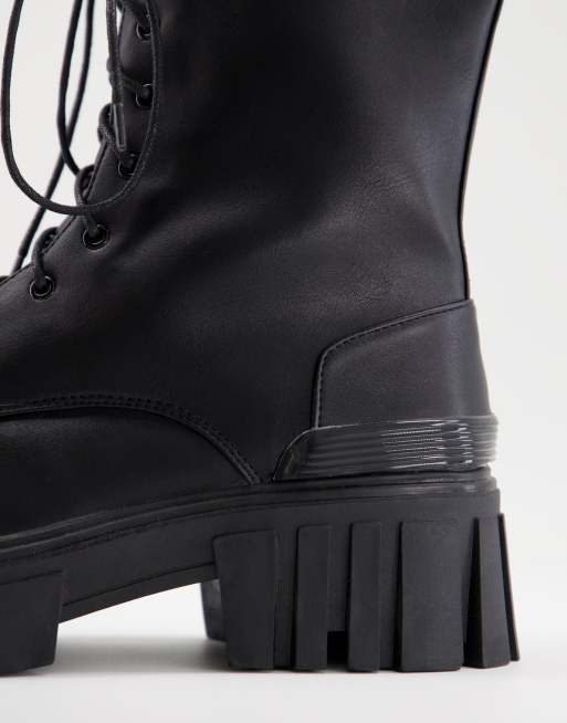 Botas negras de suela gruesa con cordones Man de Public Desire, 2 de 4