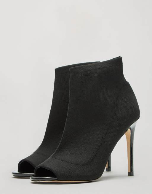 Botas negras de tacón sin cierres con puntera peep toe de Miss Selfridge