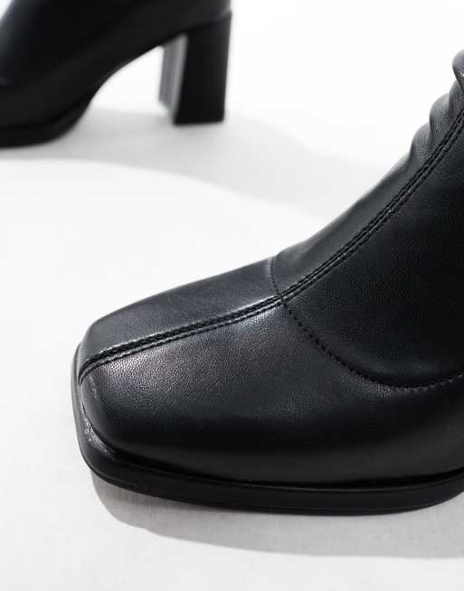 Botas negras estilo calcetín con tacón de bloque y puntera cuadrada de Truffle Collection , 3 de 4
