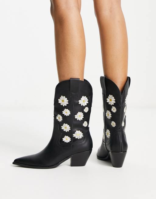 Botas negras estilo cowboy con diseño de margaritas de Daisy Street, 4 de 4