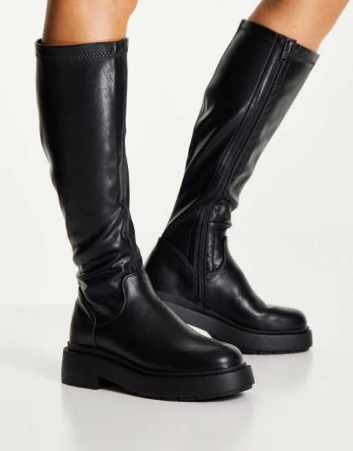 Botas negras planas por la rodilla con suela gruesa de New Look