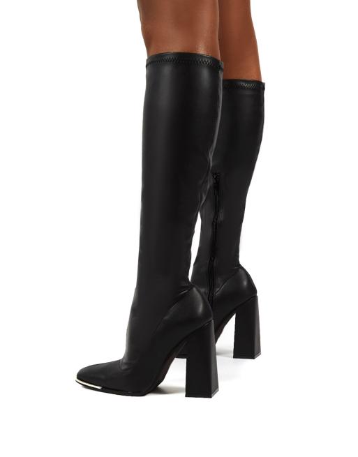 Botas negras por encima de la rodilla elásticas con puntera plateada Caryn de Public Desire, 3 de 4