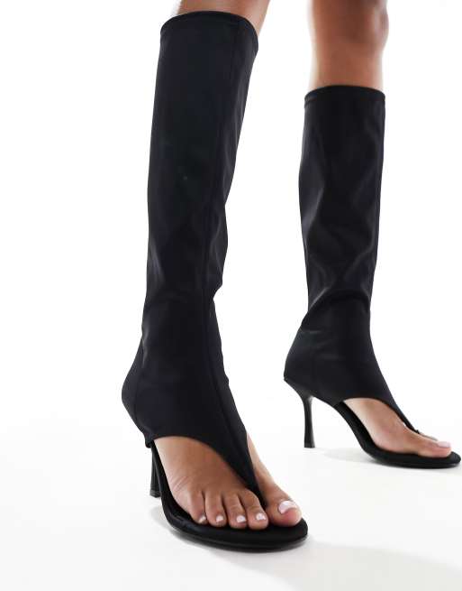 Botas negras por la rodilla con tira para el dedo Devi de Public Desire, 2 de 4