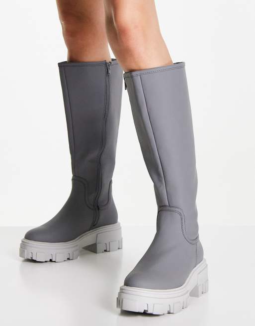 Botas planas grises de corte y caña alta Carla de ASOS DESIGN | ASOS