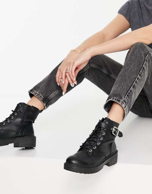 Botas planas negras con cordones de New Look