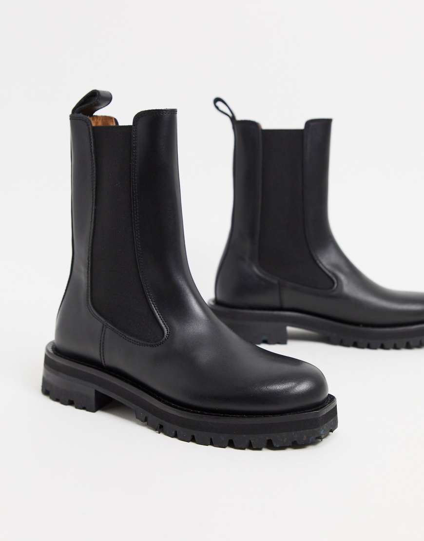 Botas planas negras gruesas y altas de cuero de & Other Stories | ASOS