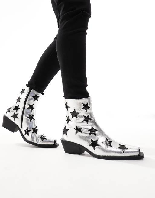 Botas plateadas de cuero sintético con tacón cubano y detalle de estrellas de ASOS DESIGN