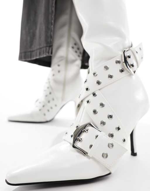 Botas por la rodilla blancas de tacón con detalles metálicos Caution de ASOS DESIGN, 2 de 4