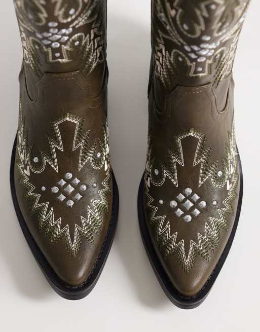 Botas por la rodilla caquis de estilo wéstern con bordados de Glamorous, 3 de 4