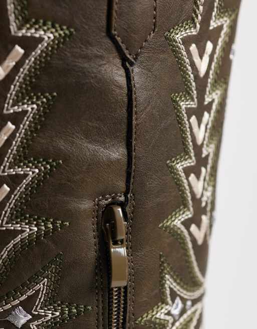 Botas por la rodilla caquis de estilo wéstern con bordados de Glamorous, 4 de 4