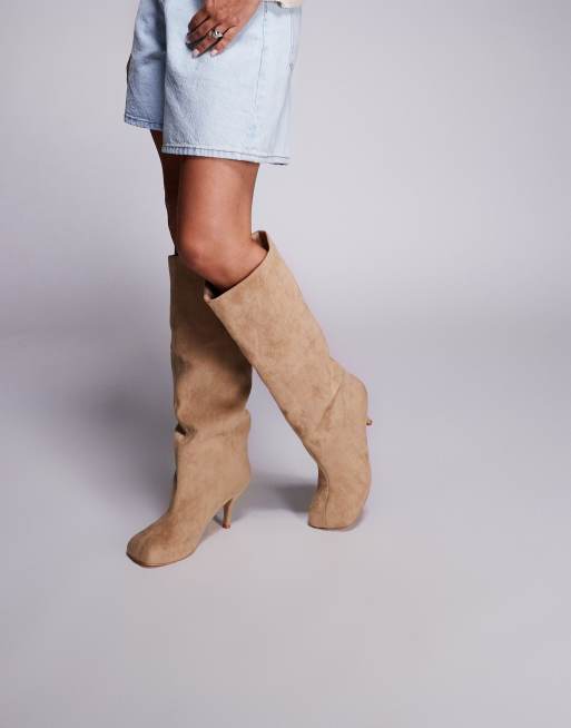 Botas por la rodilla color arena fruncidas de tacón de antelina Bordeaux de Public Desire