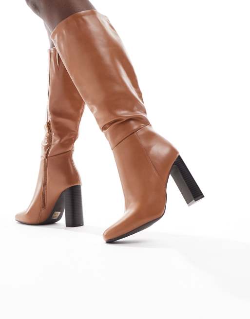 Botas por la rodilla color camel con tacón apilado Boost de SEQWL Wide Fit, 4 de 4