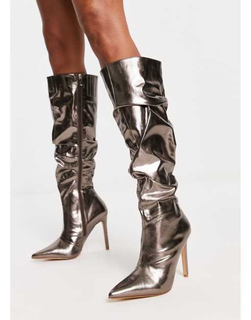 Botas por la rodilla color champán metalizado de tacón de aguja Brayden de Raid 