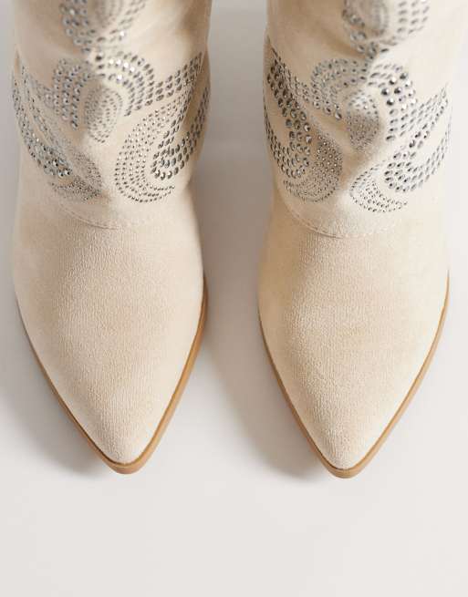 Botas por la rodilla color crema de estilo wéstern con abalorios y acabado microtexturizado de SEQWL, 4 de 4