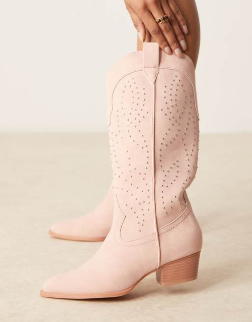 Botas por la rodilla color crema de estilo wéstern con tachuelas de Glamorous