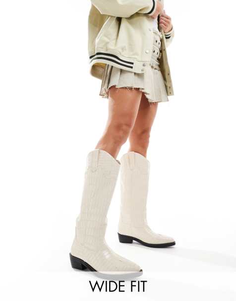 Botas por la rodilla color crema efecto piel de cocodrilo de estilo wéstern Apollop de Public Desire Wide Fit - view 1