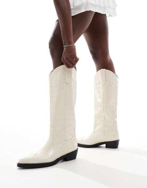 Botas por la rodilla color crema efecto piel de cocodrilo de estilo wéstern Apollop de Public Desire