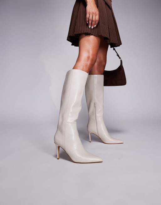 Botas por la rodilla color piedra con diseño ajustado de Forever New