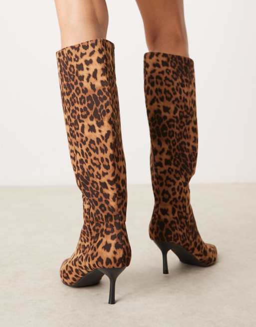 Botas por la rodilla con estampado de leopardo de antelina de New Look, 3 de 4