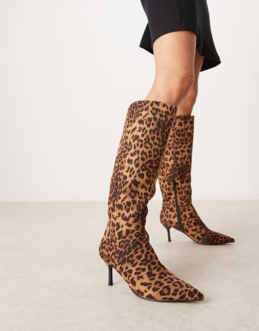 Botas por la rodilla con estampado de leopardo de antelina de New Look