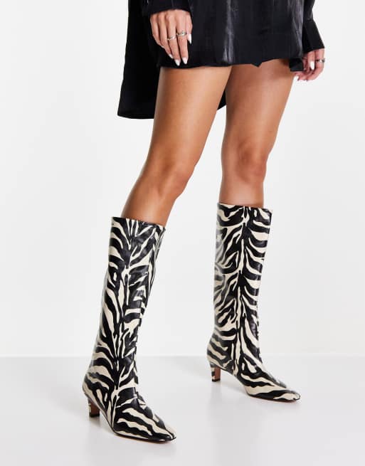 Botas por la rodilla de tacón medio con estampado de cebra sin cierres Candid de ASOS DESIGN, 2 de 4