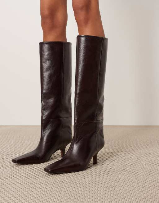 Botas por la rodilla marrón chocolate de tacón de cuero premium Rowe de ARRANGE, 2 de 3