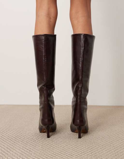 Botas por la rodilla marrón chocolate de tacón de cuero premium Rowe de ARRANGE, 3 de 3