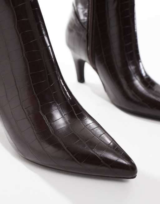 Botas por la rodilla marrón chocolate efecto piel de cocodrilo Starburst de SEQWL Wide Fit, 3 de 4