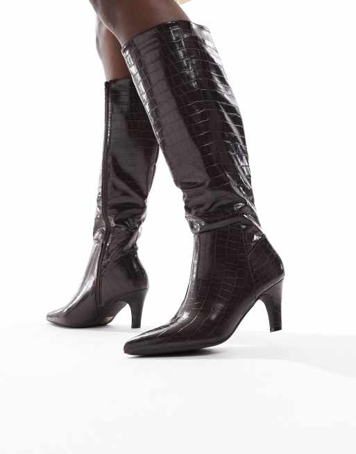 Botas por la rodilla marrón chocolate efecto piel de cocodrilo Starburst de SEQWL Wide Fit, 4 de 4