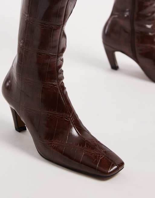 Botas por la rodilla marrones efecto piel de cocodrilo con puntera fina cuadrada Colette de ASOS DESIGN, 3 de 4