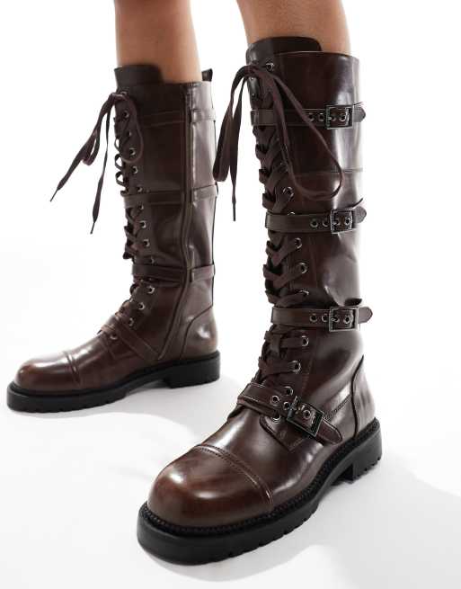 Botas por la rodilla marrones planas con suela gruesa y hebilla Canada de ASOS DESIGN, 2 de 4