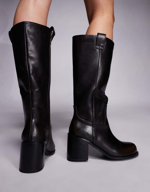 Botas por la rodilla marrones sin cierres de tejido efecto cuero Lipa de Public Desire , 2 de 4