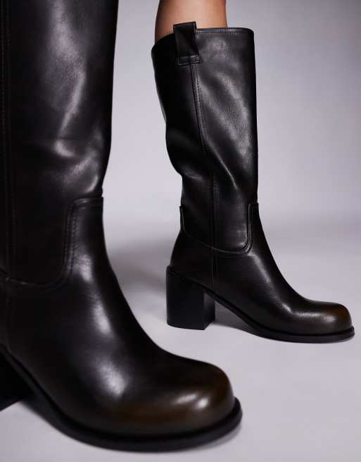 Botas por la rodilla marrones sin cierres de tejido efecto cuero Lipa de Public Desire , 4 de 4