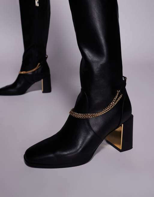 Botas por la rodilla negras con diseño holgado y cadena de Forever New, 3 de 4