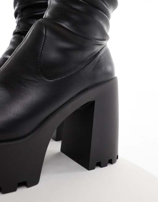 Botas por la rodilla negras con puntera cuadrada y suelas dentadas Cara de ASOS DESIGN Curve, 2 de 4