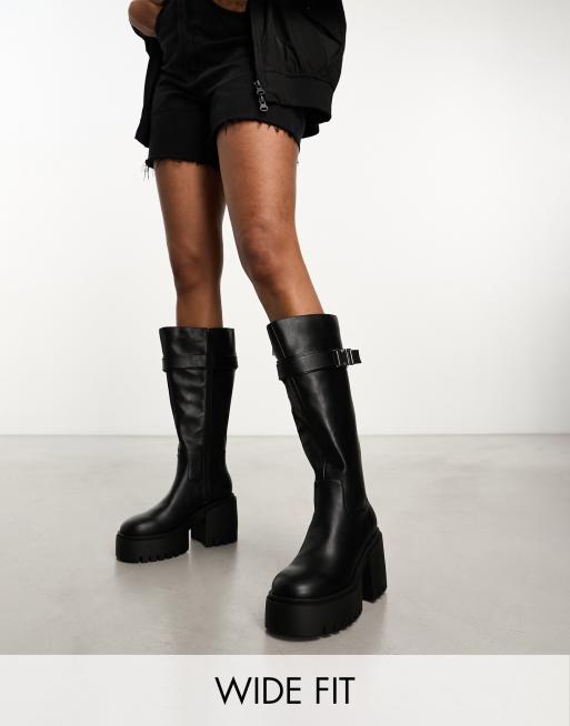 Botas por la rodilla negras con suela gruesa y hebillas de Public Desire Wide Fit