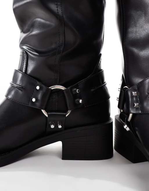 Botas por la rodilla negras planas con arnés de estilo biker Camila de ASOS DESIGN Curve, 2 de 4