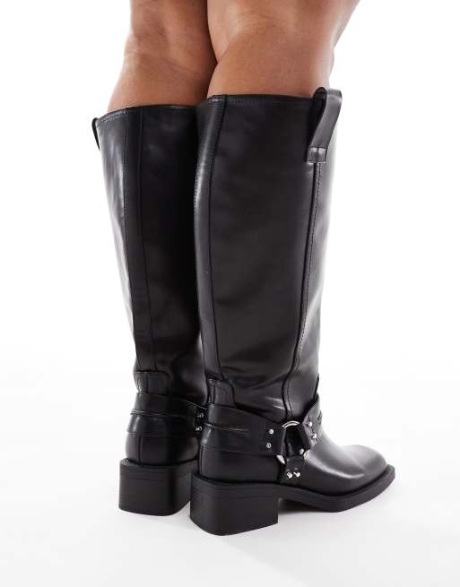 Botas por la rodilla negras planas con arnés de estilo biker Camila de ASOS DESIGN Curve, 3 de 4
