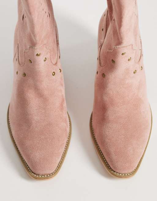 Botas por la rodilla rosa pastel de estilo wéstern con acabado microtexturizado de Glamorous, 3 de 4