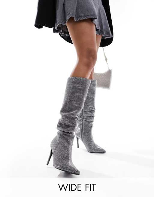 Botas por las rodillas plateadas fruncidas con tacón de aguja y acabado de purpurina de London Rebel Wide Fit
